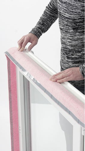 
Sind alle gewünschten Seiten am Fenster beklebt, kann dieses gesetzt und der Hohlraum zwischen der Wand und dem Fenster mit Dämmmaterial befüllt werden. Anschließend werden die Schutzfolien auf den Butylklebstreifen abgezogen und diese auf dem Mauerwerk verklebt. Bei porösen Untergründen ist ein Voranstrich sinnvoll. 



