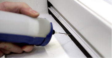 



Der „Hanno-Injektionsklotz“ wird in fertig montierte Fugendichtbänder injiziert, erzeugt druckfeste Verklotzungen und vereinfacht so die Montage.
