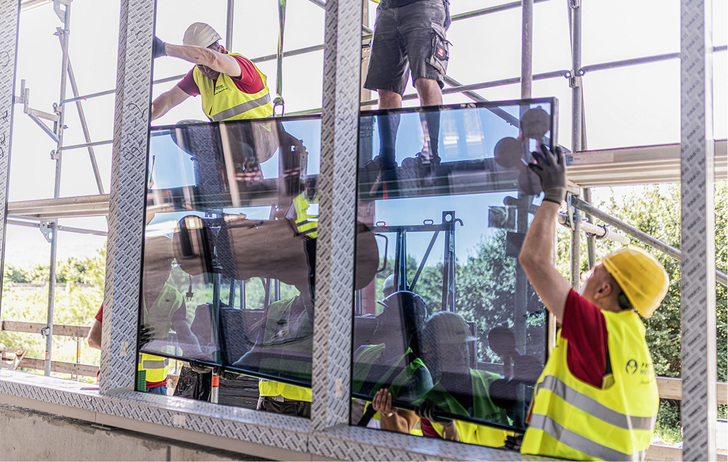 



Vor Kurzem startete die spektakuläre Montage der ersten Scheiben, die mit einer Größe von 1,3 × 3 m rund 370 kg auf die Waage bringen.
