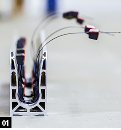 
01: Die Glaslager sind bereits vormontiert und verfügen über je vier Befestigungselemente. Sie werden als Einheit in gleichmäßigen Abständen auf einen Meter in das Profil eingelegt. Pro Meter Geländersystem sind je nach Glasgröße vier bzw. fünf Glaslager erforderlich.



