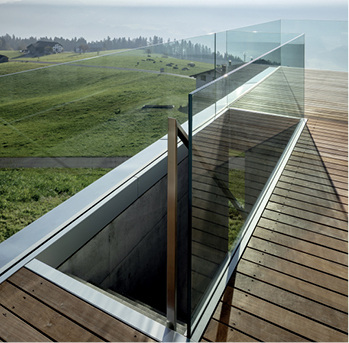 



Ein Vorteil von GM Railing Uni ist, dass der Betrachter keine Befestigungselemente erkennt, er sieht nur Glas.
