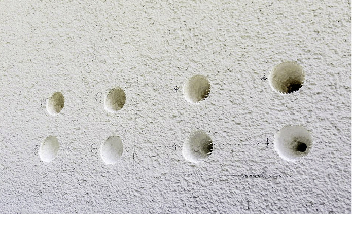 <p>
</p>

<p>
Auch wenn Lochabstände von den Markisenkonsolen vorgegeben werden, muss geprüft werden, ob die Mauersteine hinter dem Putz diese Abstände überhaupt zulassen.
</p> - © Foto: Facebook Rollladen- und Sonnenschutzexperte

