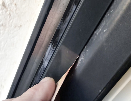 



Die große Frage lautet: Muss eine Rollladenführungsschiene immer schlagregendicht sein? Auf jeden Fall immer dann, wenn sie gegen die Wand abgedichtet wird.
