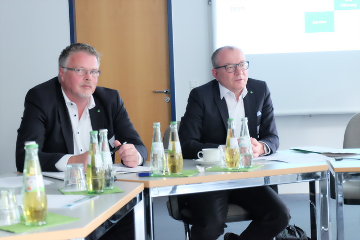 Nach den Worten von Geschäftsführer Ulf Loesenbeck (r.) und Udo Walterscheid, Leiter Technischer Vertrieb, ist die VBH wieder auf Erfolgskurs. - © Matthias Fischer / GLASWELT
