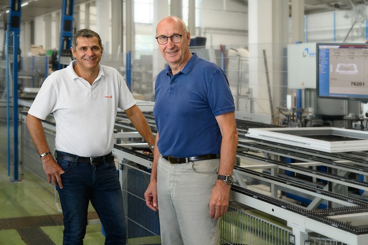 Christian Bandle (links) und Helmut Hilzinger (rechts) freuen sich über das Unternehmenswachstum - © hilzinger
