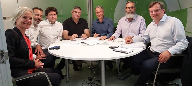 Freudige Gesichter bei der Vertragsunterzeichnung: v.l.n.r.: Simone Bandle-Enslin, Unternehmensentwicklung Messe Stuttgart; Javier Sanchez, Koordinator der APA-Arbeitsgruppe Messen und Veranstaltungen; Enrique Lerma, Koordinator der APA-Arbeitsgruppe Messen und Veranstaltungen; J. Dídac Contreras Contreras, Präsident der APA, Spanischer Verband der Hersteller von automatischen Türen; Roland Bleinroth, Geschäftsführer der Messe Stuttgart; Ricardo Ricart, Generalsekretär des APA; Bernhard Müller, Bereichsleiter Messe Stuttgart International