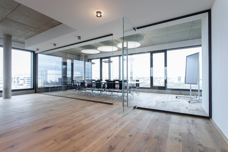 Die Glastrennwände und -türen aus VSG mit integrierter Schallschutzfolie Stadip­Silence sollen ein ruhiges Arbeiten garantieren.