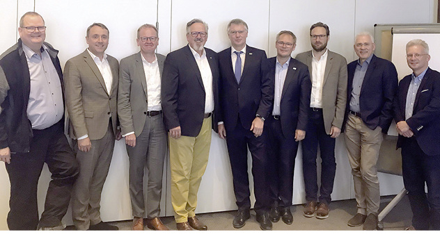 



Anfang September 2019 trafen sich Vertreter von Präsidium und Geschäftsführung des VFF mit Vertretern von Vorstand und Geschäftsführung des BF, um ihre jahrelange konstruktive Zusammenarbeit zu bekräftigen.
