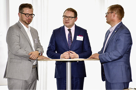 



Interessante Referenten-Diskussion mit (v.l.)Felix F. Dossmann, Robert Kroth und VFF-Geschäftsführer Frank Lange. 
