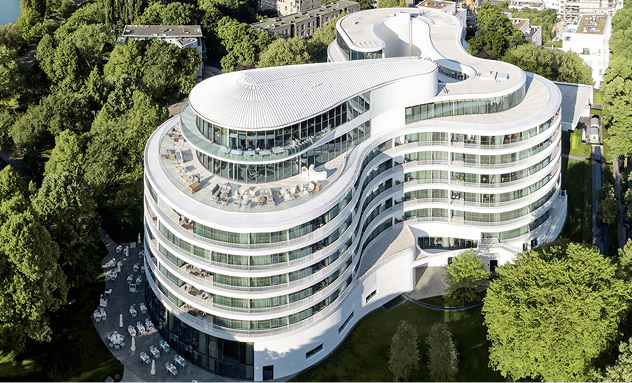 



Glasfassade mit auswärts öffnenden Drehfenstern inkl. Einbruchschutz
