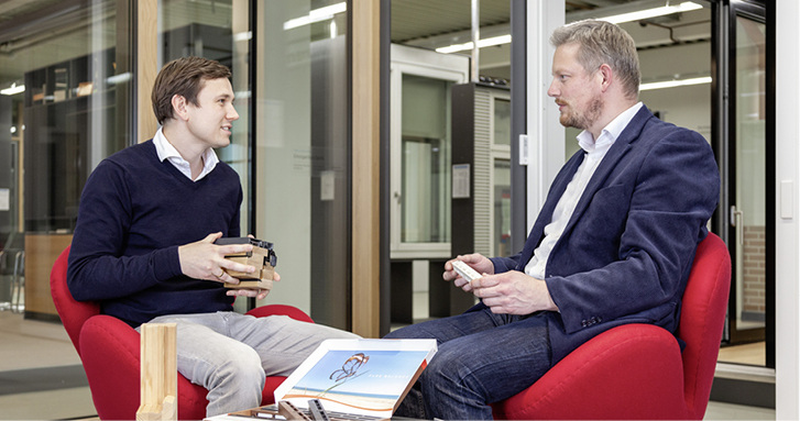 



Bastian Timm im Austausch mit Achim Kockler über arimeo classic T, den neuen patentierten Fensterfalzlüfter für Holzfenster.
