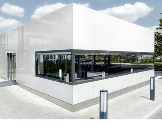 



Die wärmegedämmten GSP Glas-Sandwich-Fassadenelemente von iconic skin lassen sich mit allen gängigen Fenster- und Fassadensystemen kombinieren.
