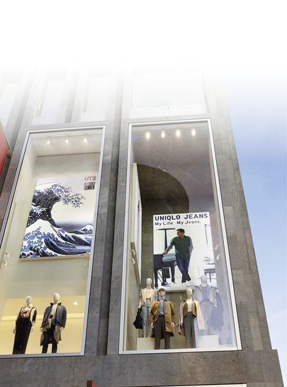 



Die XXL-Scheiben des neuen Geschäftsgebäudes wirken wie übergroße Vitrinen in der Fassade.
