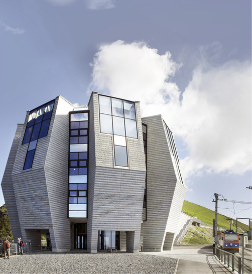 <p>
</p>

<p>
Auf dem Monte Generoso wurde nach Plänen von Architekt Mario Botta ein beeindruckendes Panoramarestaurant errichtet. Flachglas Schweiz lieferte dafür Sonnenschutz- und Wärmedämmglas.
</p> - © Foto: Fiore di Pietra – Monte Generoso 1704 m – Ticino

