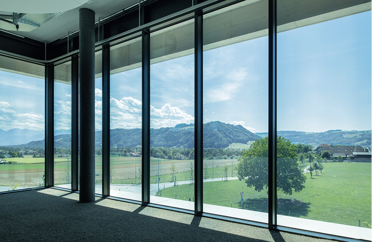



Der neue Verwaltungsbau der Kästli AG ist mit schaltbaren Fassadengläsern von SageGlass ausgestattet, die den außenliegenden Sonnenschutz ersetzen.
