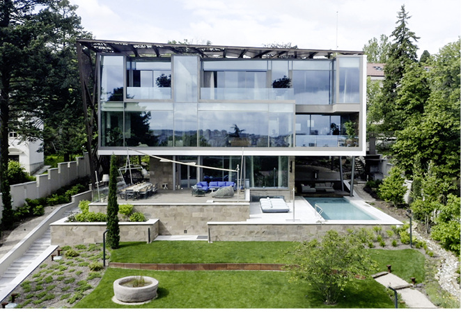 <p>
</p>

<p>
Einfamilienhaus in Belgrad: Für das steil abfallende Grundstück entwarfen die Architekten einen langgestreckten Baukörper, der sich mit seiner Glasfassade in Richtung Nordosten öffnet.
</p> - © Foto: Glas Trösch


