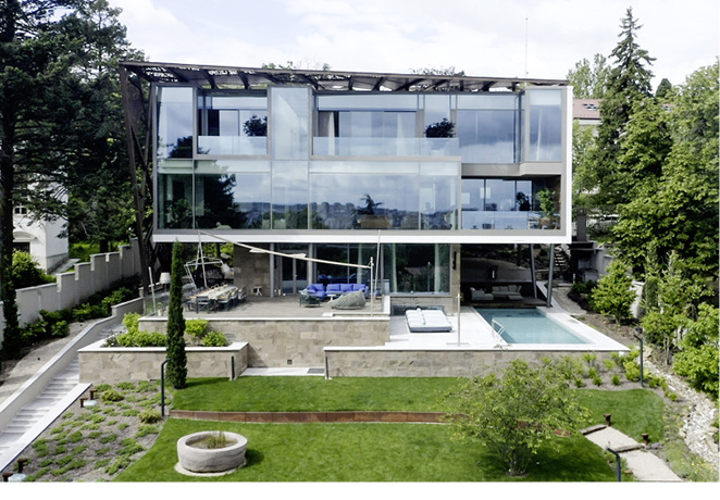 



Einfamilienhaus in Belgrad: Für das steil abfallende Grundstück entwarfen die Architekten einen langgestreckten Baukörper, der sich mit seiner Glasfassade in Richtung Nordosten öffnet.
