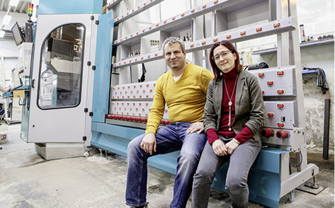 <p>
Die beiden GF Gerald Wiesbauer-Pfleger (l.) und Michaela Wiesbauer vor ihrer doppelseitigen Bohr- und Fräsmaschine für Glas, der topdrill M-RX.
</p>

<p>
</p> - © Foto: Lisec

