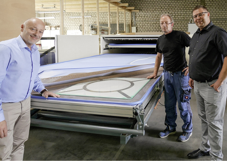 <p>
</p>

<p>
Beim Rundgang durch die VSG-Produktion bei Schwan Glas in Köln mit Geschäftsführer Patrick Schüddig (l.). Auch dabei ist Christian Bücker (r.) vom Evguard-Vertriebspartner BBB Insert Tec.
</p> - © Foto: Matthias Rehberger / GLASWELT

