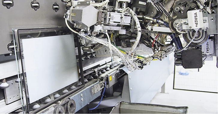 



Die Isolierglas-Produktionsstraße von Lisec ist auf größtmögliche Variantenvielfalt ausgelegt. Der Applikator greift parallel auf acht verschiedene Super Spacer Breiten zu.
