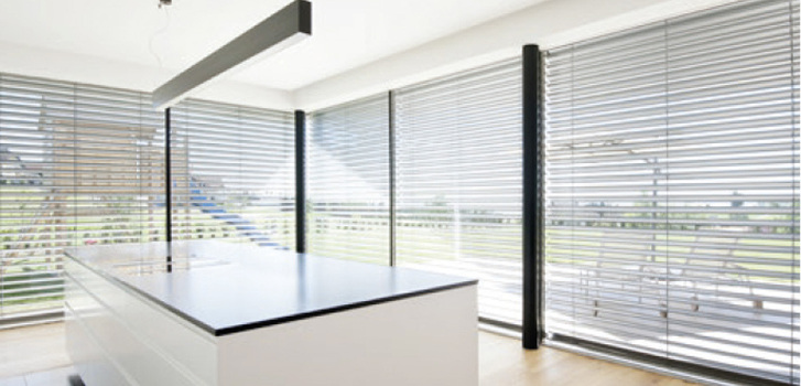 



Für geringe Schachttiefen bei schmalen Wandkonstruktionen oder bei Sanierungen bietet man mit einer Lamellenbreite von nur 63 mm schon in der Standardvariante Lösungen für die ausführenden Unternehmen an.
