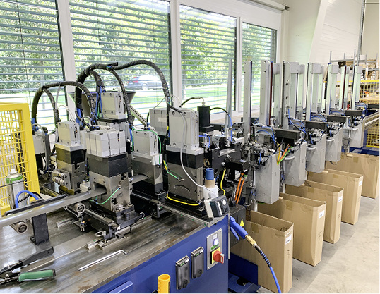 



Ob Flachlamelle, profiliert oder gebördelt, die industrielle Fertigung mit modernsten Anlagen garantiere höchste Verarbeitungs- und Materialqualität.
