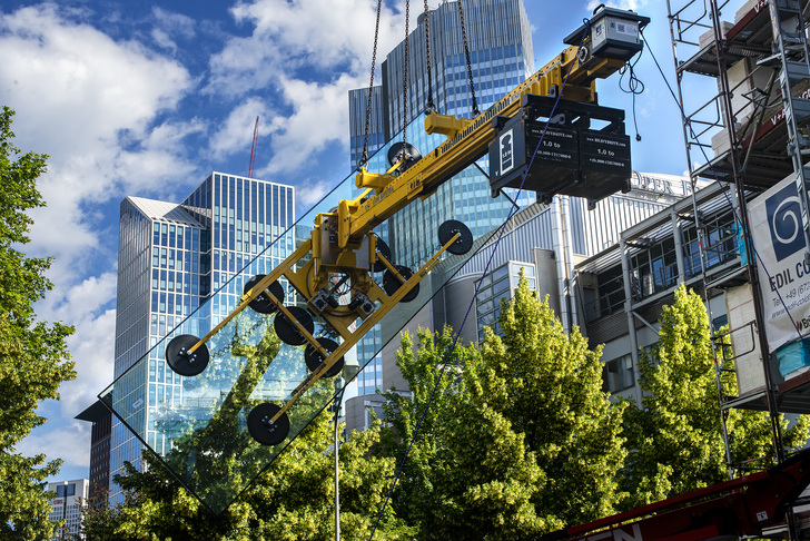 Ein Blick auf die Montage der bis zu 1,4t schweren Gläser in Frankfurt am Main. - © Heavydrive.com
 Ein Blick auf die Montage der bis zu 1,4t schweren Gläser in Frankfurt am Main.