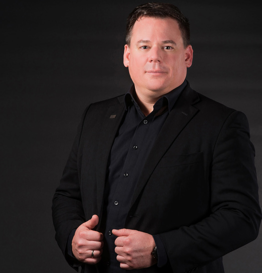 Nach fast zweieinhalb Jahren als Marktdirektor Deutschland wechselte Jens Eberhard (42) in die Geschäftsführung der deutschen Niederlassung der Oknoplast Gruppe. Dort soll der Diplom-Ingenieur und gelernte Schreiner seine überaus erfolgreiche Arbeit bei der Steigerung der Marktanteile von Oknoplast in Deutschland konsequent fortführen.