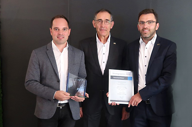 Tobias Kern, Bernhard Helbing und André Leffler freuen sich über die Auszeichnung (v.l.).