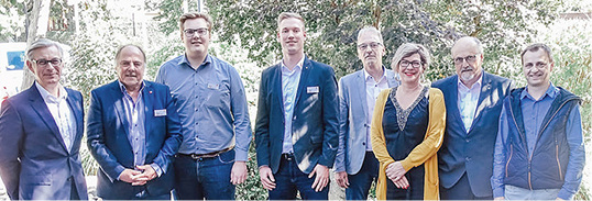 



v. l.: Arnd Brinkmann (GF Gutmann Bausysteme GmbH), Gerhard Ebert (GF & Inhaber 3E Datentechnik GmbH), Moritz Ebert (GF & Inhaber 3E Datentechnik), Heiko Steffens (Vertriebsleiter 3E), Michael Benesch (Leitung techn. Dokumentation & Projektleitung e-Commerce), Kati Benesch (Leiterin Kommunikation & Marketing Gutmann), Werner Spohn (Key-Account Manager Gutmann Bausysteme GmbH), Michael Hertle (Support In- und DirectOrder-Systeme sowie e-Commerce, Gutmann Bausysteme GmbH)
