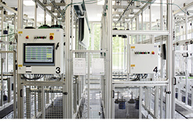 



Beim Dauertest der Antriebe werden in den Prüfständen mittels verschiedener Gewichte Belastungen aufgebaut. Bis zu 15 000 Prüfzyklen umfasst ein solcher Test, der je nach Länge des Prüfzyklus mitunter auch drei Monate dauern kann.
