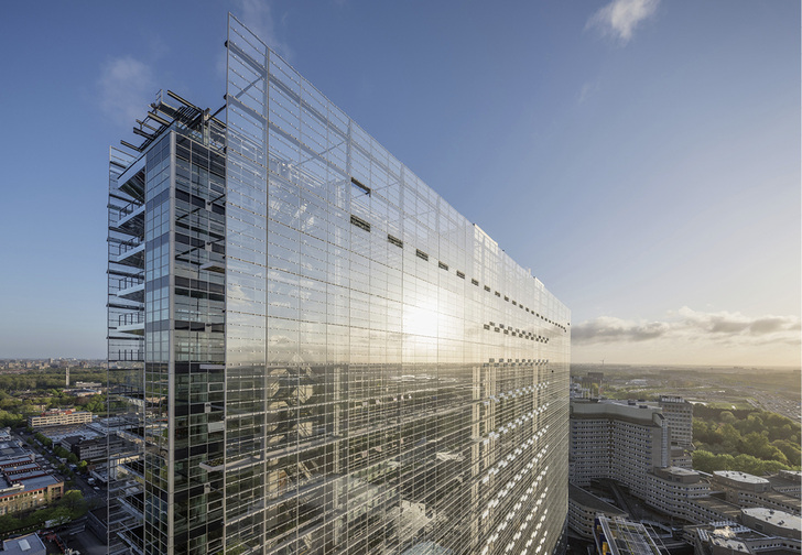 Der Büroturm des neuen EPA-Komplexes am Rand von Den Haag misst 156 m in der Länge, 107 m in der Höhe und gerade einmal 24,7 m in der Tiefe und ist optisch durch Glas und sein stählernes Tragwerk geprägt. - © Ossip van Duivenbode
