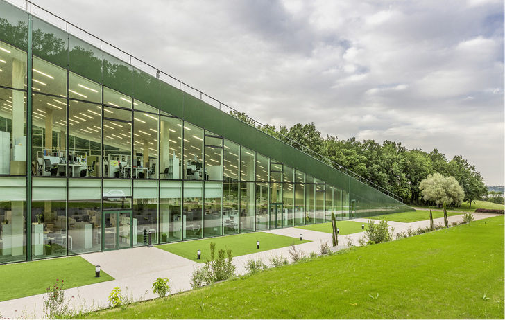 



Eine Besonderheit des Gebäudes ist die 1370 m
2
 große Ganzglasfassade von Wicona mit einer Gesamtlänge von 190 m und einer Maximalhöhe von 12 m. 
