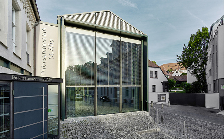 Die Funktionen Wärme-, Einbruch- und Schallschutz werden bei der Museumsfassade mit ISOshade in einer kompakten Bauweise vereint. Auch der Sonnenschutz ist durch Raffstoren im SZR der Glas-Einheiten gewährleistet.