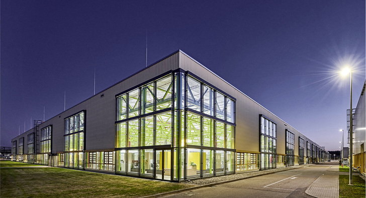 <p>
Die Heidelberger Druck AG hat in Wiesloch-Walldorf eine alte Montagehalle in ein modernes Innovationszentrum verwandelt. Für die Fassadengestaltung zeichnete das Architekturbüro kab architekten verantwortlich.
</p>

<p>
</p> - © Foto: kab architekten

