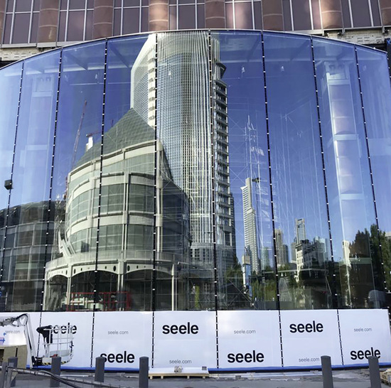 
In nur sieben Monaten hat das seele-Team von Designern, Ingenieuren, Logistik- und Montagemitarbeitern die Stahl-Glas-Konstruktion mit den 17 m hohen ISO-Einheiten entwickelt.



