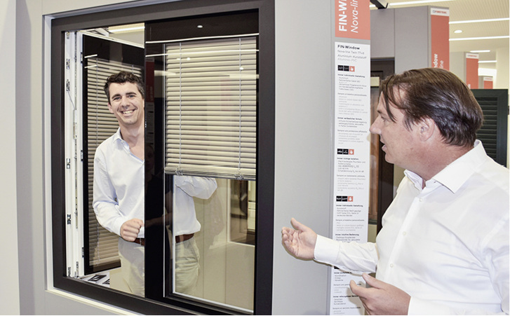



Joachim Oberrauch (r.) und Marketingleiter Lucas von Gwinner erläutern das FIN-Window Nova-Line Twin, bei dem die maximale Reduktion der Außenkontur auf die Spitze getrieben wurde: Der Flügelrahmen verschwindet hinter Glas. Dafür wird die mit dem Flügelrahmen verklebte Scheibe am Rand rückseitig emailliert.
