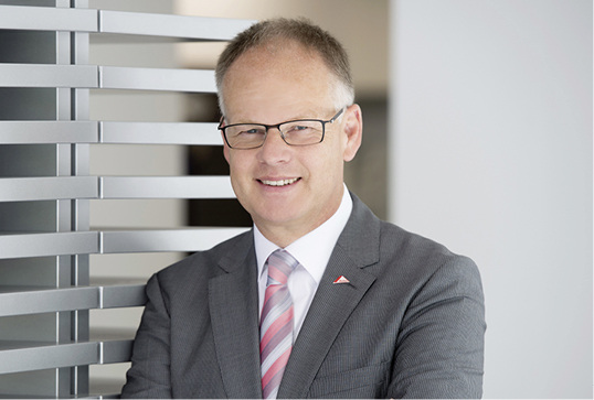 
Politik, Recht, Umwelt und Kultur beeinflussen die Fenster-Zukunft nachhaltig – und stärker als die reine Technologie. Das betont Volker Fitschen, der Geschäftsleiter Zentraleuropa der Roto-Division Fenster- und Türtechnologie. 



