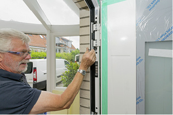 



Nach dem Ausbau der alten Haustür wurde Platz für die neue Creo-Tür. 

