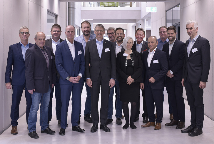Teilnehmer der A/U/F-Mitgliederversammlung am 24.10.2019 in Kassel mit (vordere Reihe von links: Jörg Lohse (Verband für Fassadentechnik e.V.), Thomas Polonyi (HUECK System GmbH & Co. KG), Thomas Lauritzen (Schüco International KG), Ulrike Döbel (A|U|F e.V.), Klaus Wiedemann (Gutmann Bausysteme GmbH), Pierre Schlosser (Technoform Bautec Kunststoffprodukte GmbH), Igor Cemalovic (Technoform Insulation Solutions Kassel GmbH) Und hintere Reihe von links: Dr. Werner Jager (Hydro Building Systems Germany), Markus Schultz (IBS Fassadentechnik GmbH), Hubert Blienert (Metallbau Blienert GmbH & Co. KG), Andreas Stolzenberg (MC Services Nordhessen GmbH), Oliver Windeck (Metallbau Windeck GmbH), Walter Lonsinger (lonsinger business support, A|U|F), Stefan Wienand (Kastrup Recycling GmbH & Co. KG)