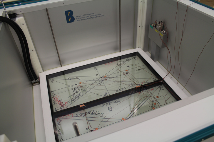 Mit dem neuen Plattenmessgerät lässt sich der Wärmedurchgangskoeffizient Ug von Isoliergläsern in horizontaler sowie in vertikaler Lage bestimmen.