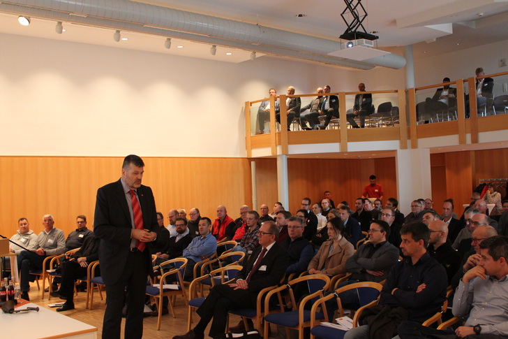 Ralf Spiekers, Abteilungsleiter Technik - Normung - Arbeitssicherheit im Bundesinnungsverband des Tischler- und Schreinerhandwerks auf den Hessischen Fenstertagen - © Fachverband Leben Raum Gestaltung
