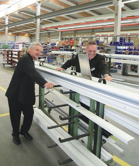 Dr. Gerd Schwöbel (l.) und Alfred Bohn vor 10 Jahren bei der Einweihung einer neuen Produktionsstätte - © Daniel Mund / GLASWELT

