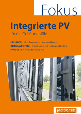Titelblatt mit orangefarbenem Hintergrund, Text über integrierte Photovoltaik und einem Foto einer Gebäudefassade.