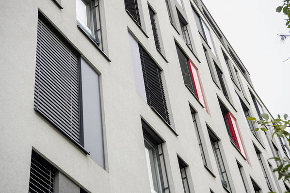 Die Fenster sind so in die Laibungen der vorgehängten Fassade hineingesetzt, dass sich die Variante mit schlanken, motorbetriebenen Raffstoren RA 80 ideal anbot. Rund 1000 Stück davon wurden bei diesem Projekt eingebaut.