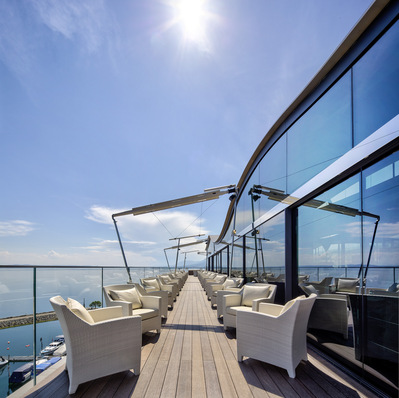 Über der 7. Etage des Hotels Beaulac in Neuchâtel (CH) erhebt sich eine großzügige Terrasse, inklusive Bar.