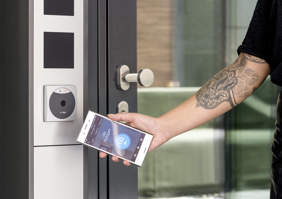 Die Vernetzung der Dialock Schließtechnologie mit Hotelbird erlaubt es u. a., das Smartphone als Zimmerschlüssel zum Öffnen von Türen zu nutzen.