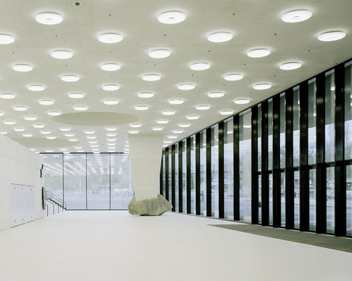 Das Foyer der  Jakobshalle wurde im Rahmen der Sanierung mit übergroßen, 6,50 m langen 3-fach-Isoliergläsern von Thiele Glas ausgestattet, inklusive Sonnenschutzgläsern von Saint-Gobain. 