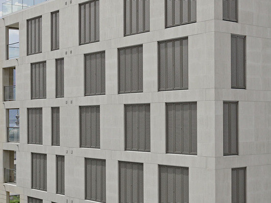 Kaum ein Sonnenschutz-Produkt eignet sich so gut wie die Falt- und Schiebeläden. Mit ihren möglichen Oberflächenstrukturen in der Materialauswahl, den möglichen Farbakzenten und den realisierbaren Baugrößen.