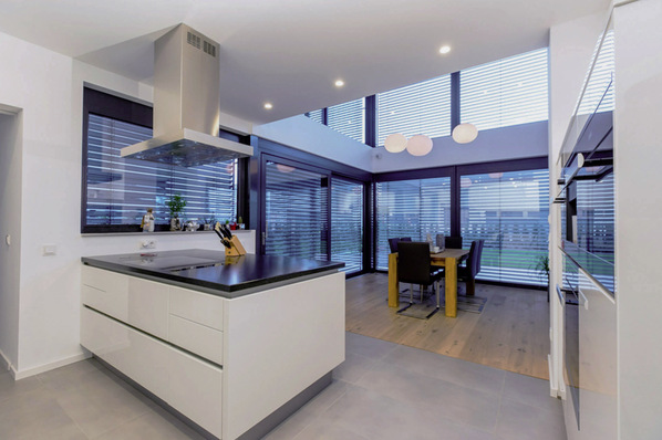 Kein Mensch kann den Sonnenschutz an diesen Fensterflächen besser und effektiver Steuern wie ein Smarthome System.